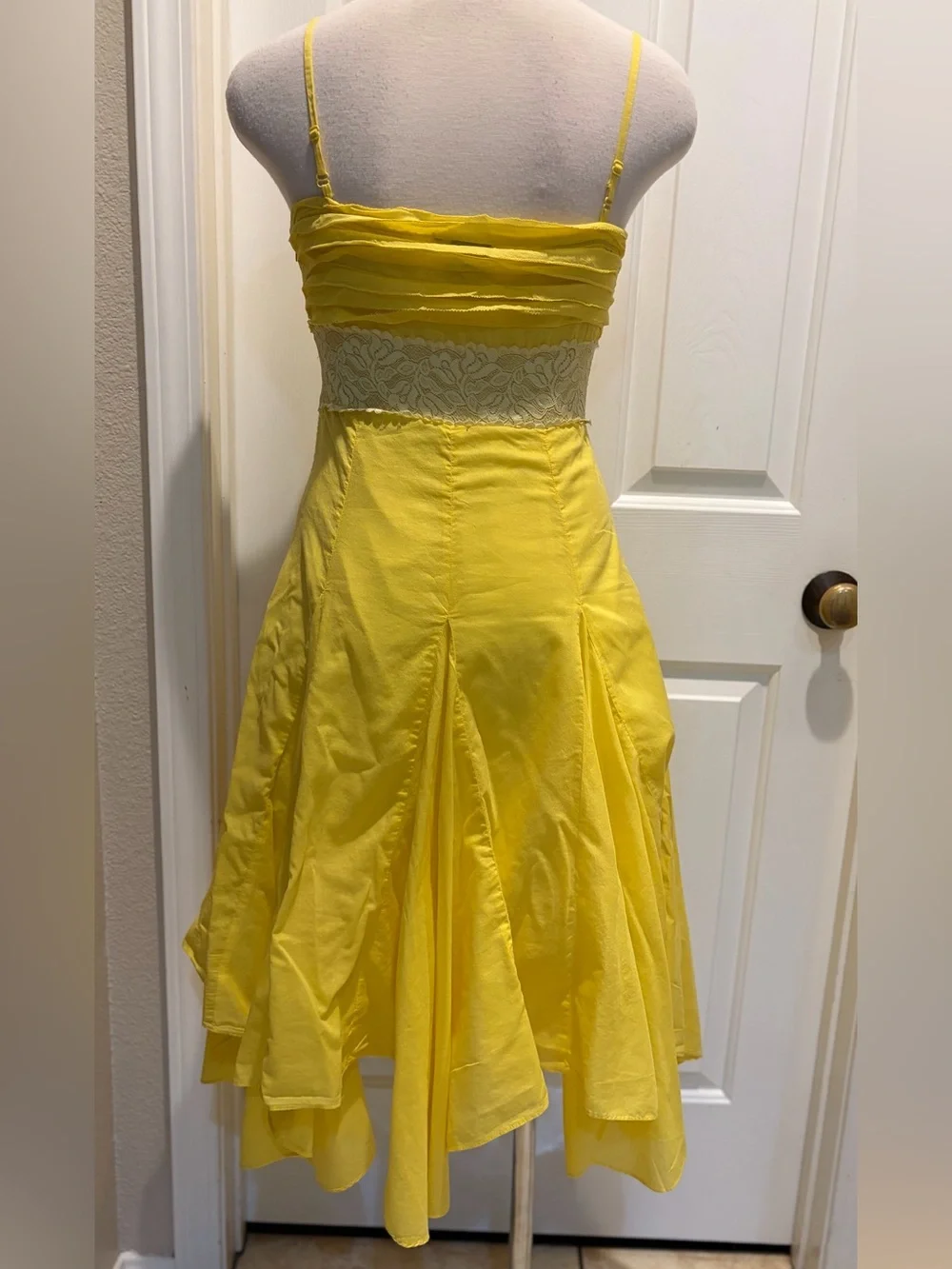 Vintage Yellow Lace-Trim Midi Dress with Spaghetti Straps